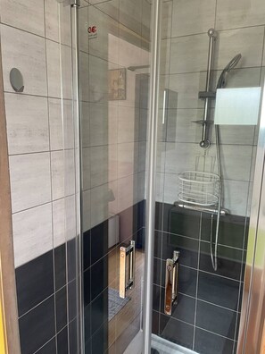 Shower, hair dryer, towels
