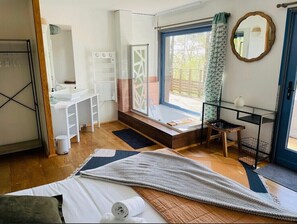 3 chambres, coffre-fort, fer et planche à repasser
