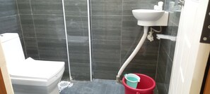 Een douche, gratis toiletartikelen, handdoeken, zeep