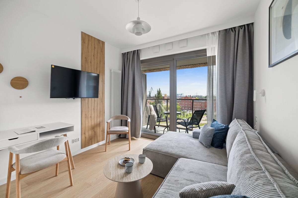Classic Studio | Premium bedding, blackout curtains, iron/ironing board, free WiFi
