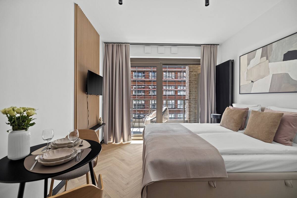 Classic Studio | Premium bedding, blackout curtains, iron/ironing board, free WiFi