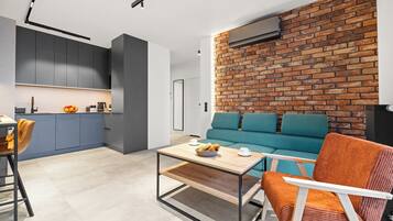 Un espacio moderno para vivir con cocina, sofá y una mesa de centro.