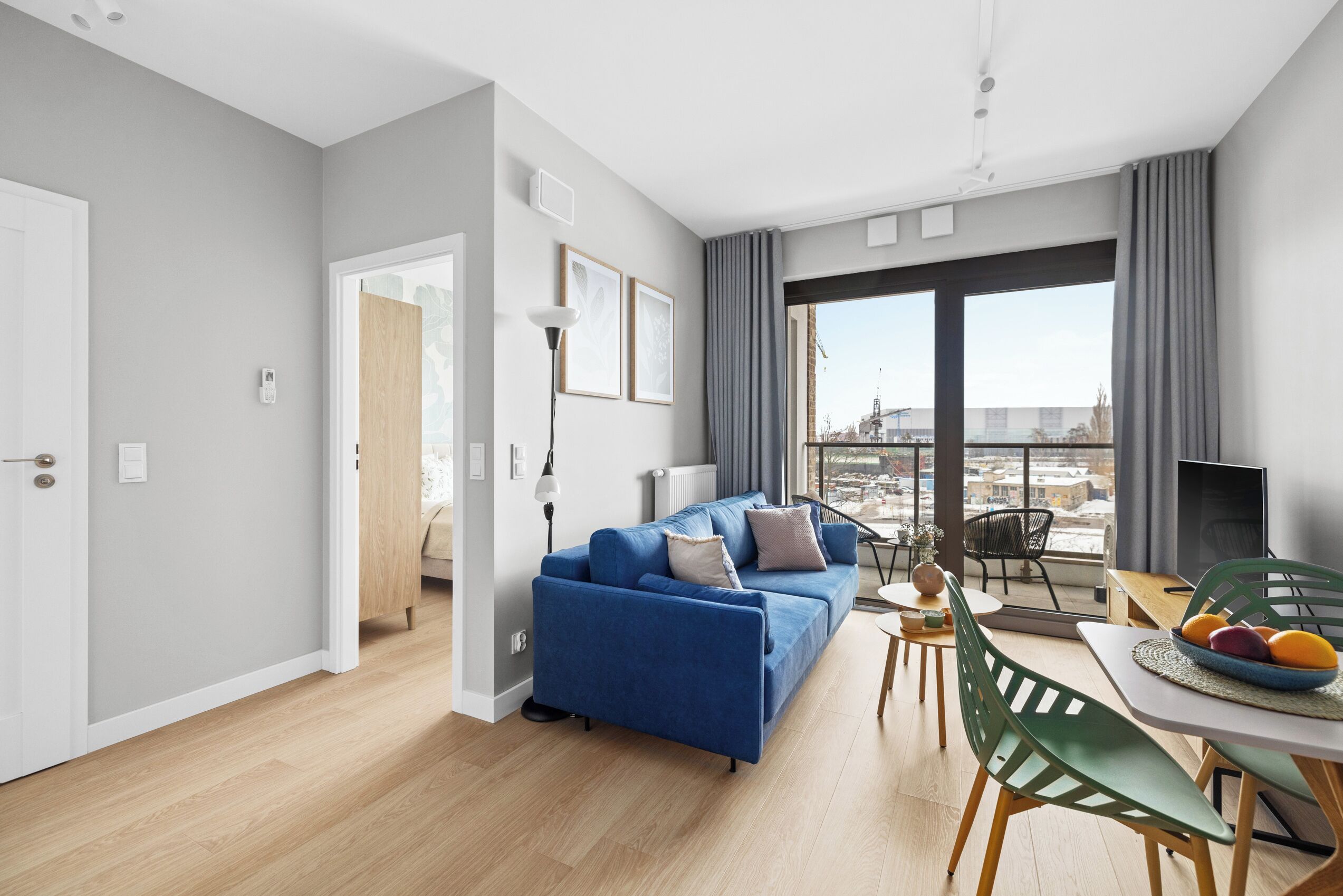 Individuelt dekorert, blendingsgardiner og strykejern/-brett