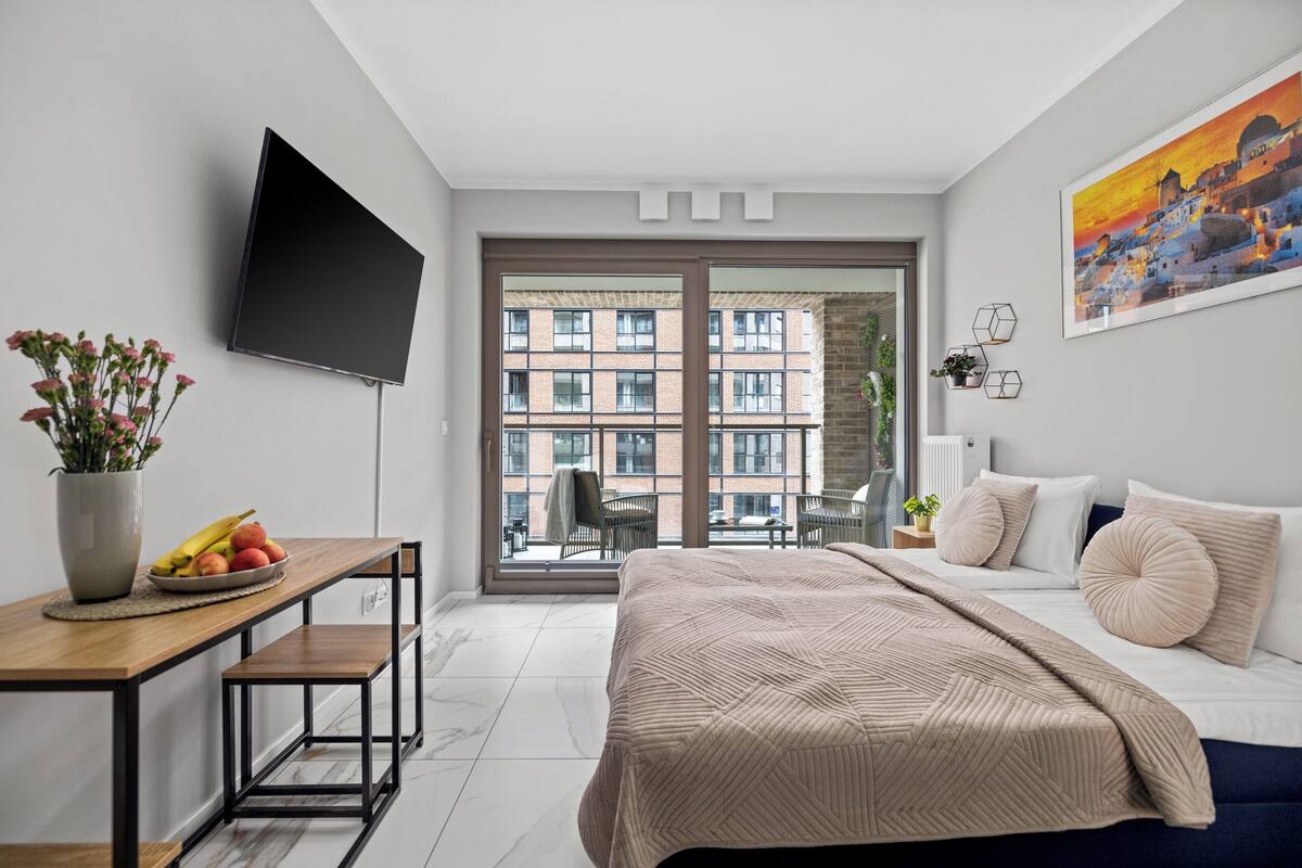 Classic Studio | Premium bedding, blackout curtains, iron/ironing board, free WiFi