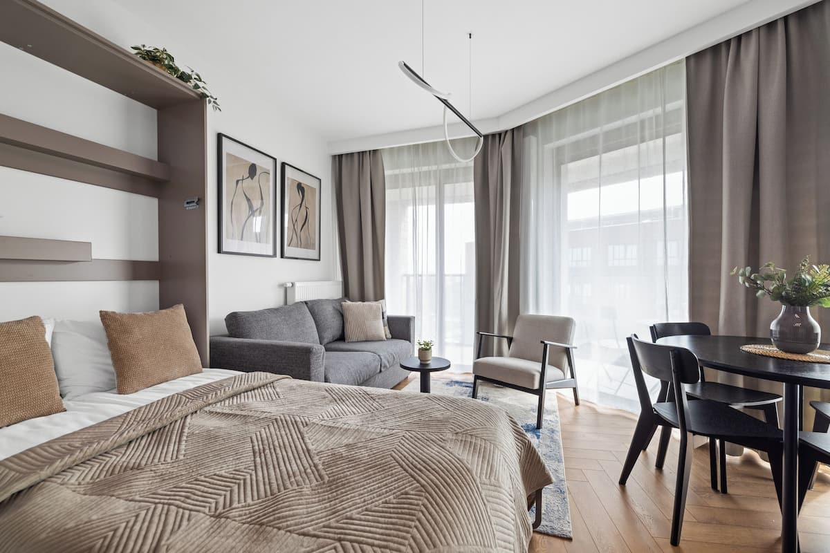 Classic Studio Suite | Premium bedding, blackout curtains, iron/ironing board, free WiFi