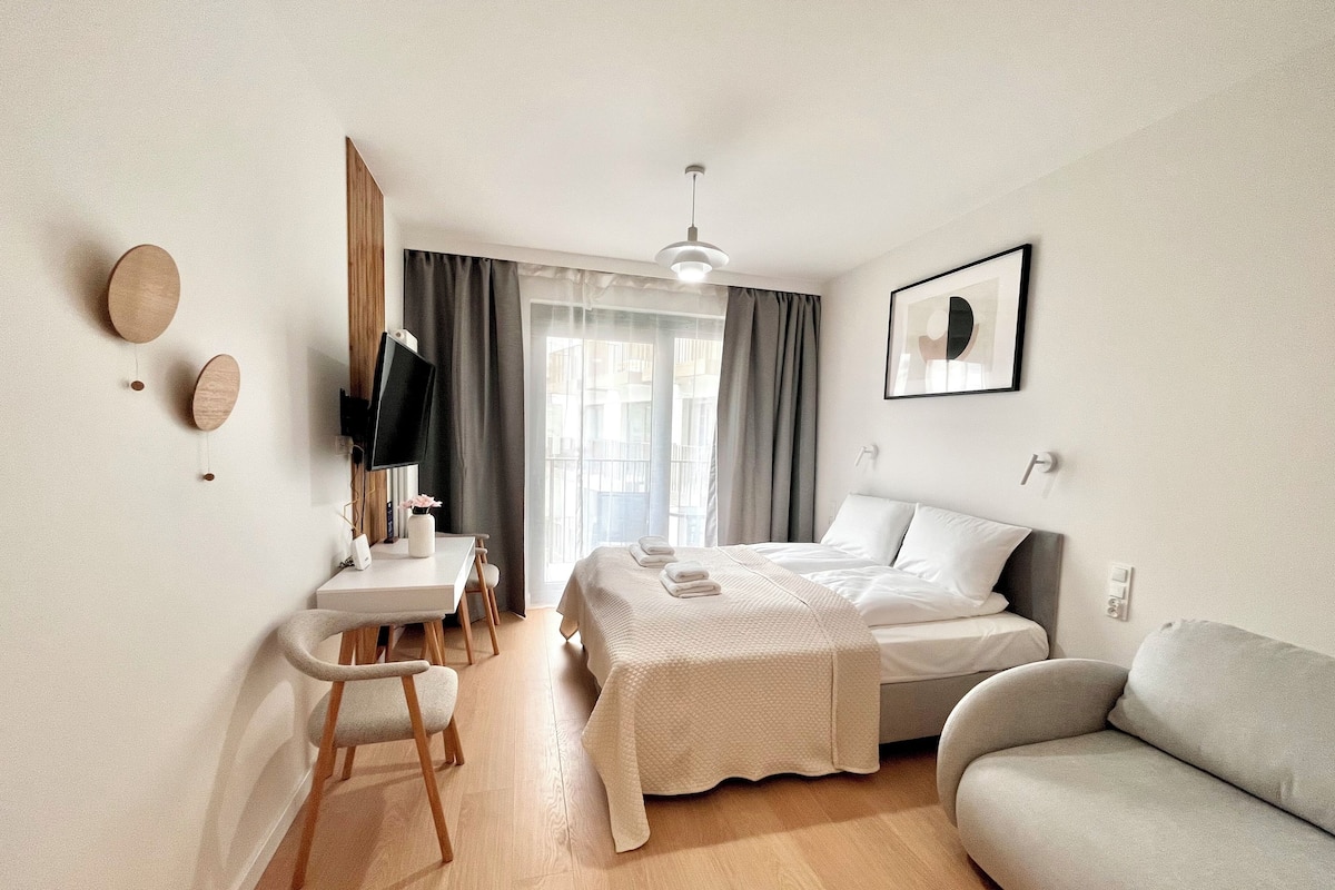 Classic Studio | Premium bedding, blackout curtains, iron/ironing board, free WiFi