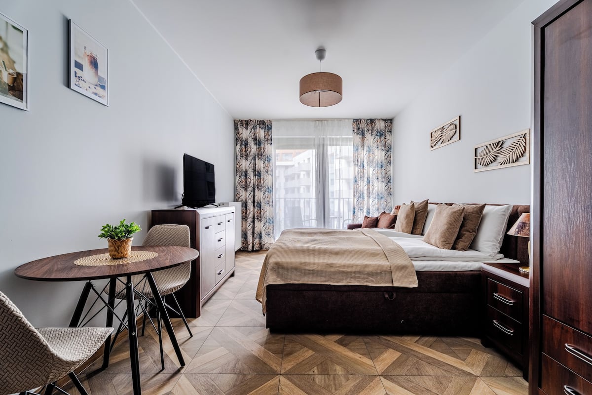 Classic Studio | Premium bedding, blackout curtains, iron/ironing board, free WiFi