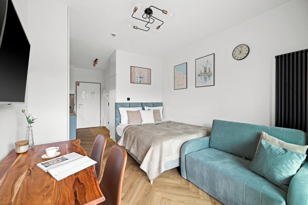 Classic Studio | Premium bedding, blackout curtains, iron/ironing board, free WiFi