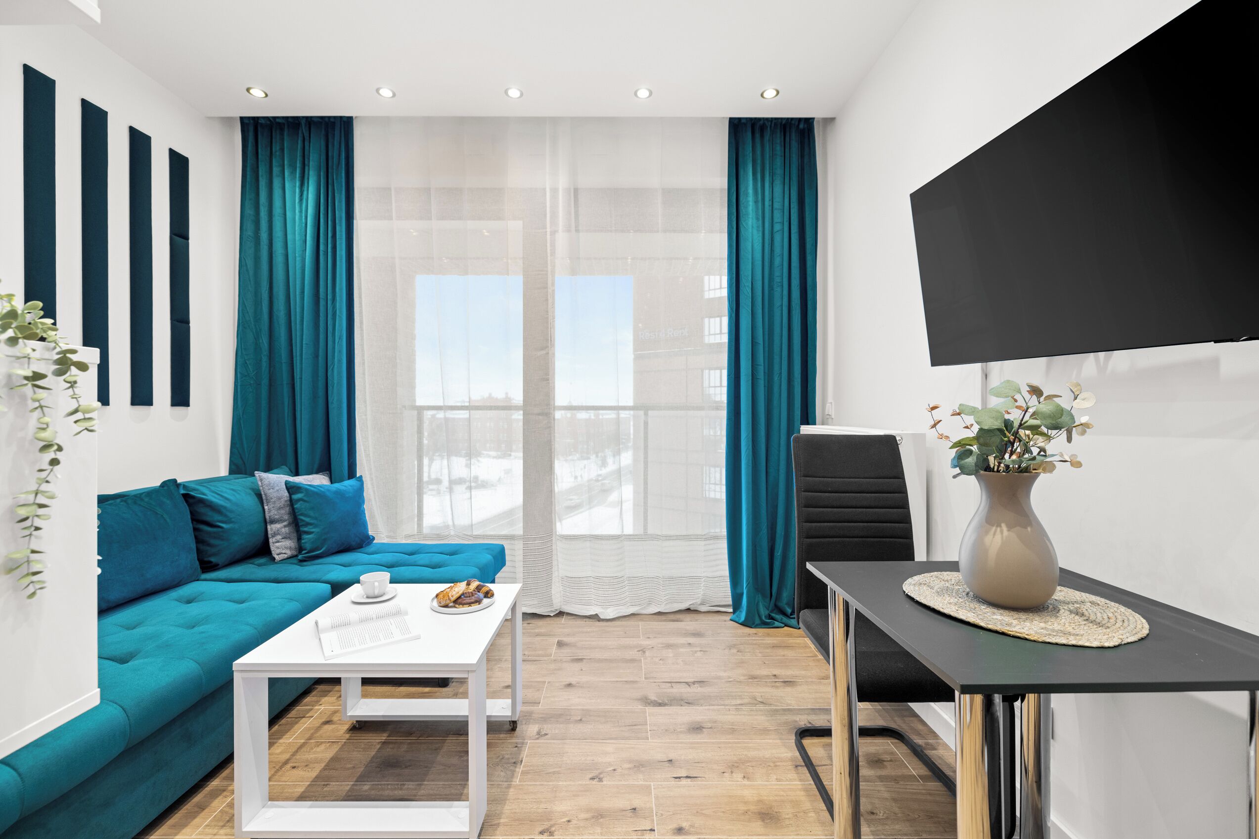 Studio – classic | Individuelt dekorert, blendingsgardiner og strykejern/-brett