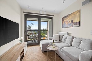 Apartemen Comfort | Area keluarga | TV layar datar