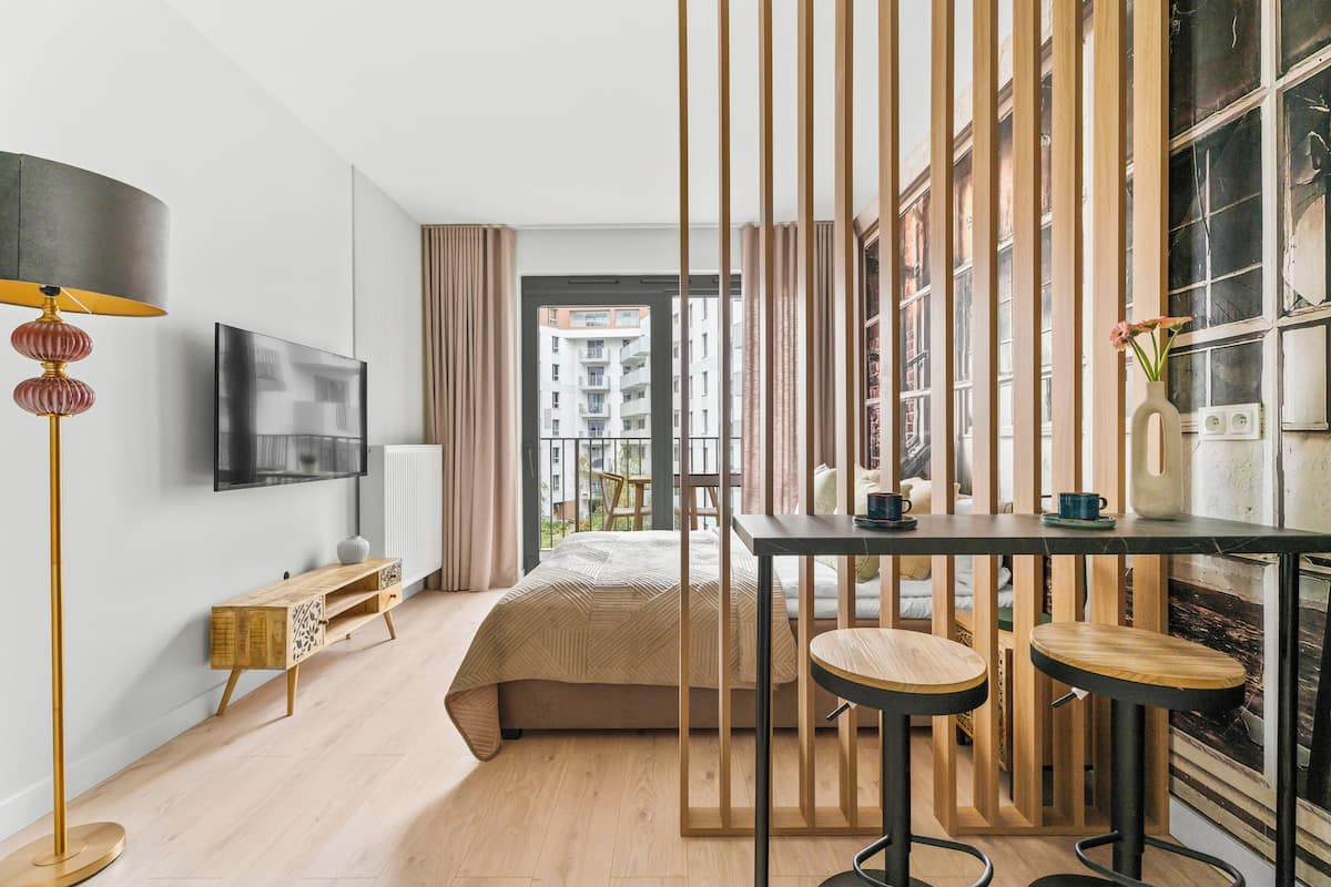 Classic Studio | Premium bedding, blackout curtains, iron/ironing board, free WiFi