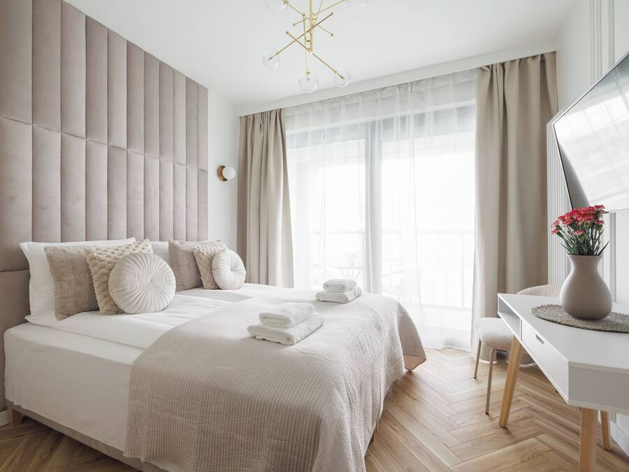 Classic Studio | Premium bedding, blackout curtains, iron/ironing board, free WiFi