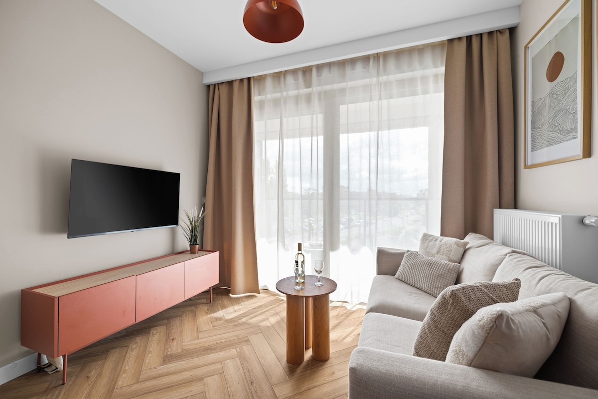 Classic Studio Suite | Premium bedding, blackout curtains, iron/ironing board, free WiFi