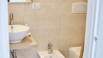 Dusche, Haartrockner, Bidet, Handtücher
