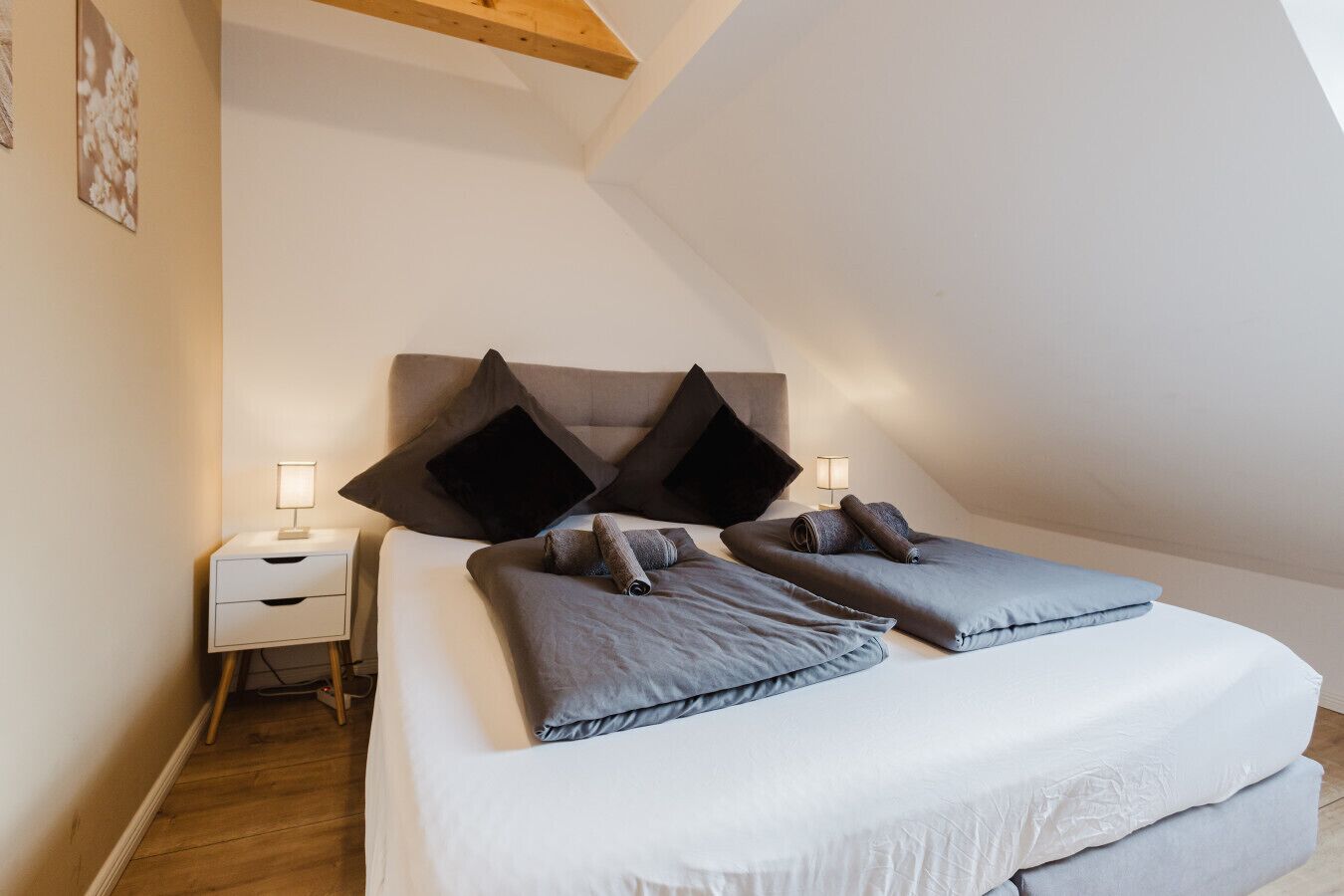 1 bedroom, desk, WiFi, bed sheets