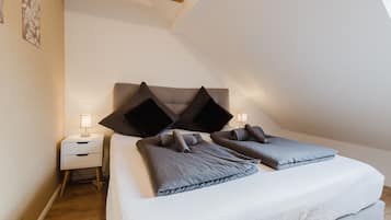 1 bedroom, desk, WiFi, bed sheets