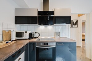 Réfrigérateur, micro-ondes, four, plaque de cuisson