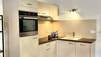 Een koelkast, een oven, een vaatwasser, een koffiezetapparaat/waterkoker