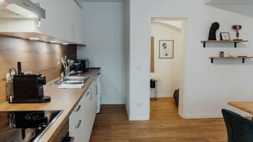 Køleskab, mikrobølgeovn, ovn, kogeplade