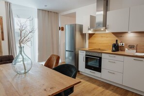 Fridge, microwave, oven, stovetop - CityHeart Apartment | Old town | Central (Passau)
