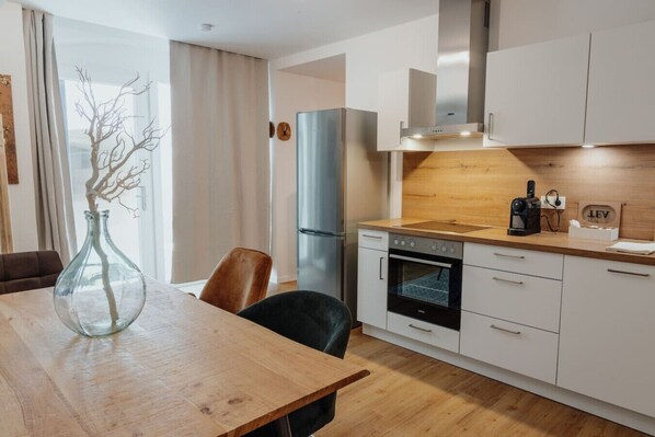 Fridge, microwave, oven, stovetop - CityHeart Apartment | Old town | Central (Passau)