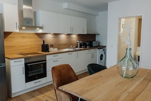 Fridge, microwave, oven, stovetop - CityHeart Apartment | Old town | Central (Passau)