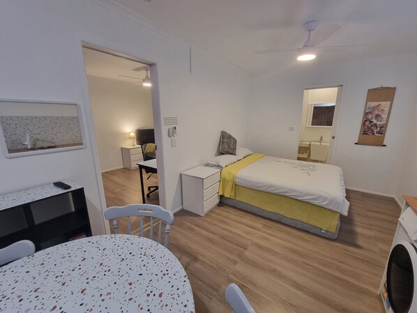 2 soverom, skrivebord, strykejern/-brett og wi-fi