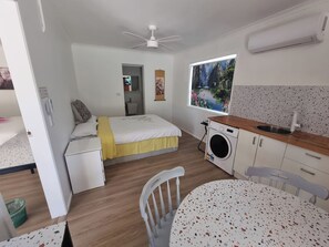 2 soverom, skrivebord, strykejern/-brett og wi-fi