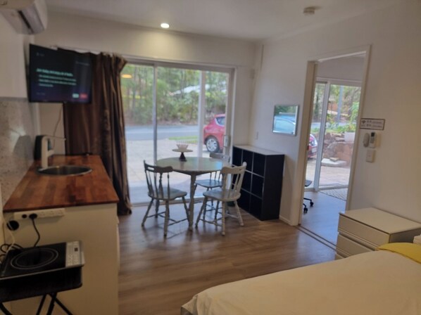 2 bedrooms, desk, iron/ironing board, WiFi