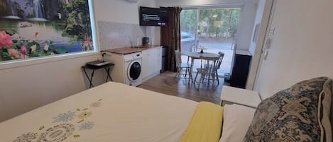 2 sovrum, skrivbord, strykjärn/strykbräda och wi-fi