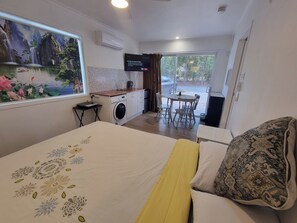 2 bedrooms, desk, iron/ironing board, WiFi