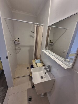 Dusj, hårføner, håndklær og såpe