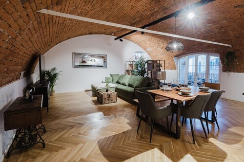 Dreamy Brick Loft- Central & Right on the Ilz