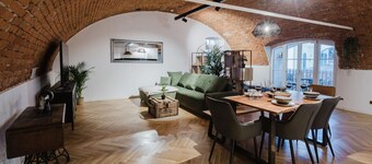 Dreamy Brick Loft- Central & Right on the Ilz
