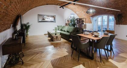 Dreamy Brick Loft- Central & Right on the Ilz