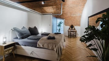 1 bedroom, desk, WiFi, bed sheets