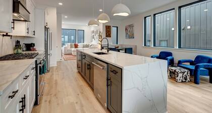 Luxury Hot tub Rooftop Deck Game Room Nashville