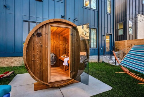 Luxury Hot tub Rooftop Deck Game Room Nashville