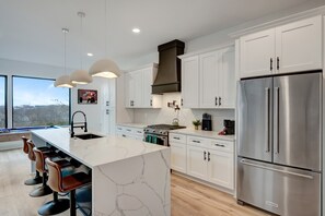 4 bedrooms, Internet - Luxury Hot tub Rooftop Deck Game Room Nashville (Nashville)