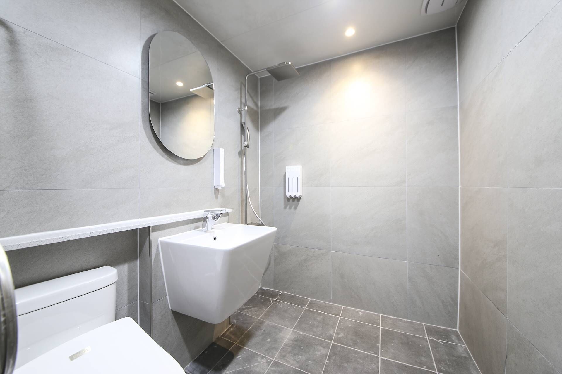 Deluxe Cozy, Non Smoking, OTT available | Bathroom | Hair dryer, towels, soap, shampoo