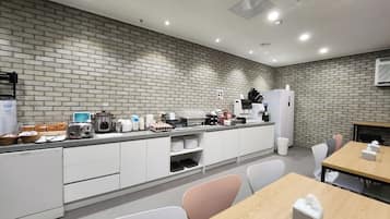 Café da manhã self-service grátis todos os dias