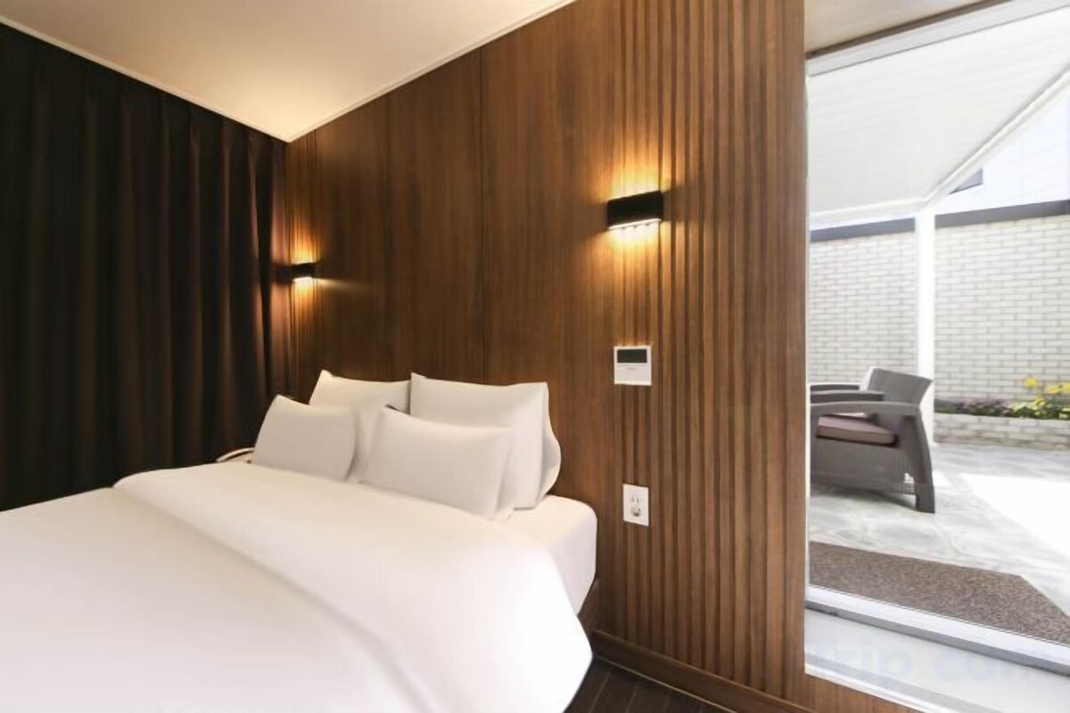 Ropa de cama de alta calidad, colchones viscoelásticos, escritorio