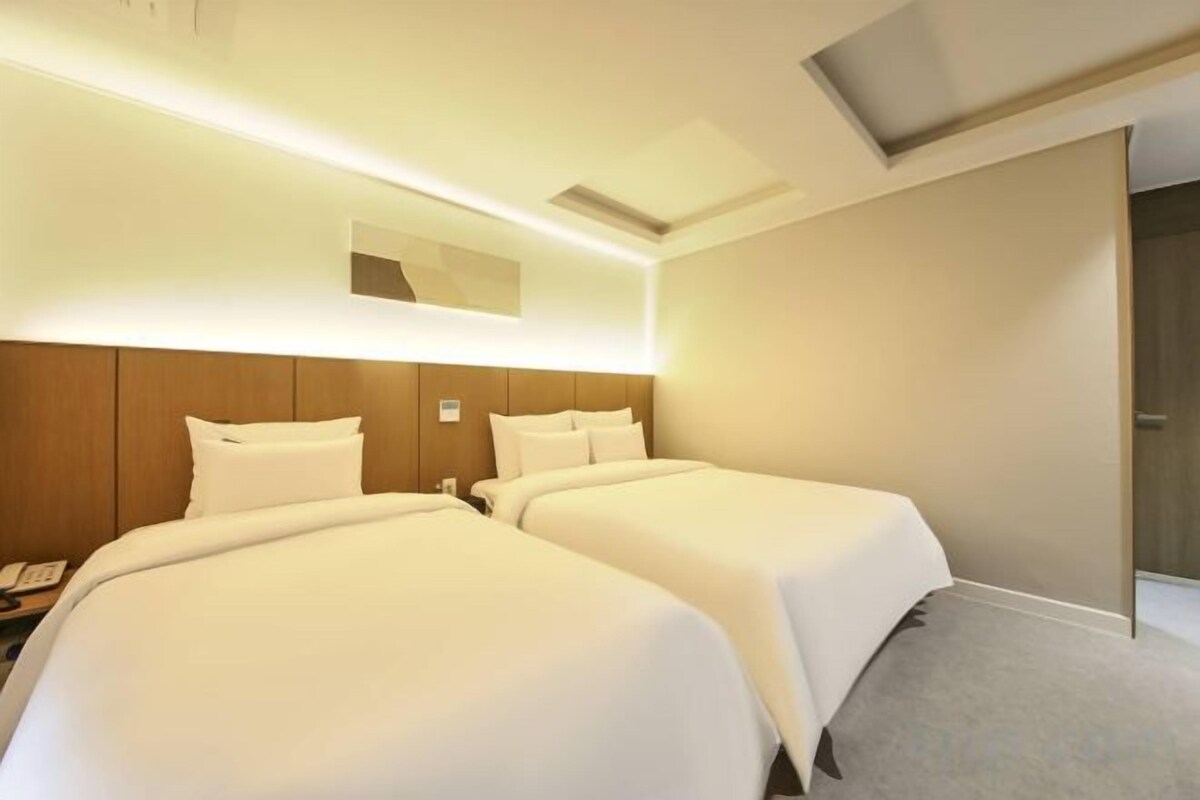 Ropa de cama de alta calidad, colchones viscoelásticos, escritorio