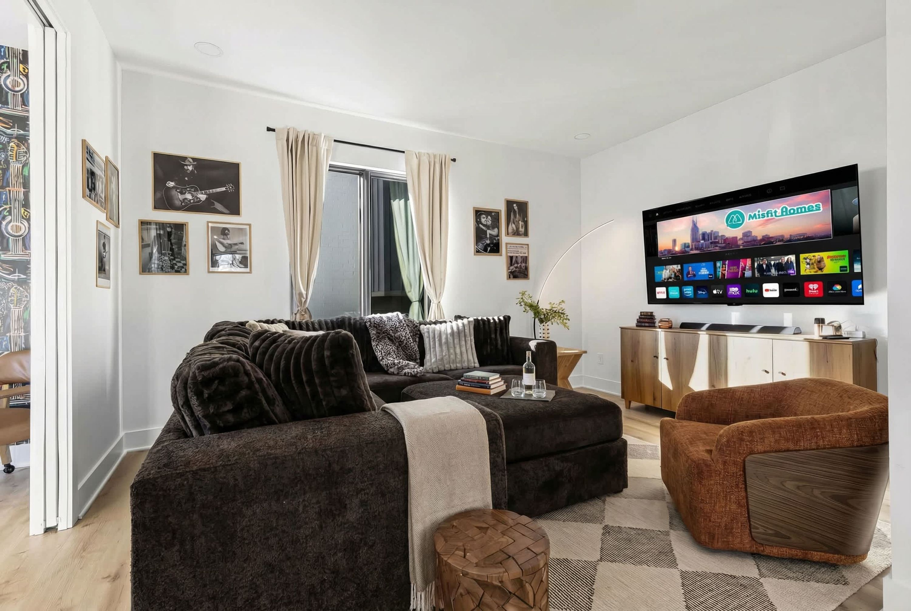 4 عدّة غرف نوم وخدمة الإنترنت