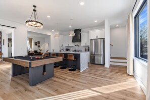 House | 4 bedrooms, desk, Internet