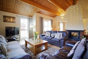 Smart TV, fireplace, DVD player, books - Pet friendly large four bedroom property with fire, sauna , enclosed garden with BBQ and views of th (Aviemore)