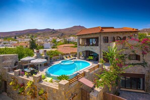 Villa | 4 bedrooms, desk, Internet