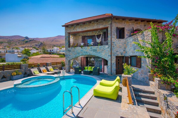 Villa | 4 bedrooms, desk, Internet