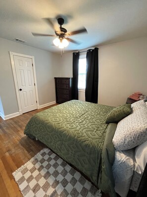 3 chambres, bureau, fer et planche à repasser, accès au Wi-Fi (inclus)