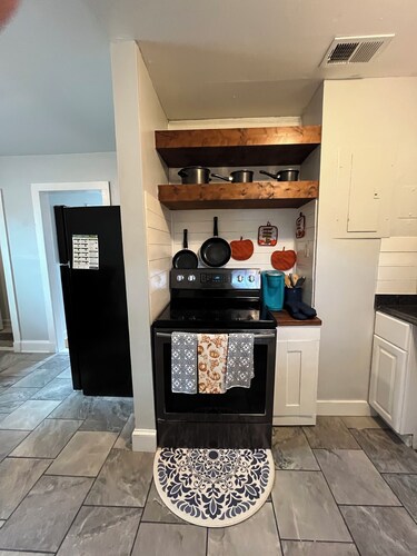 Cozy 3BR 2BA Home – 5 Mins from Downtown Savannah- Perfect for Monthly Stays
